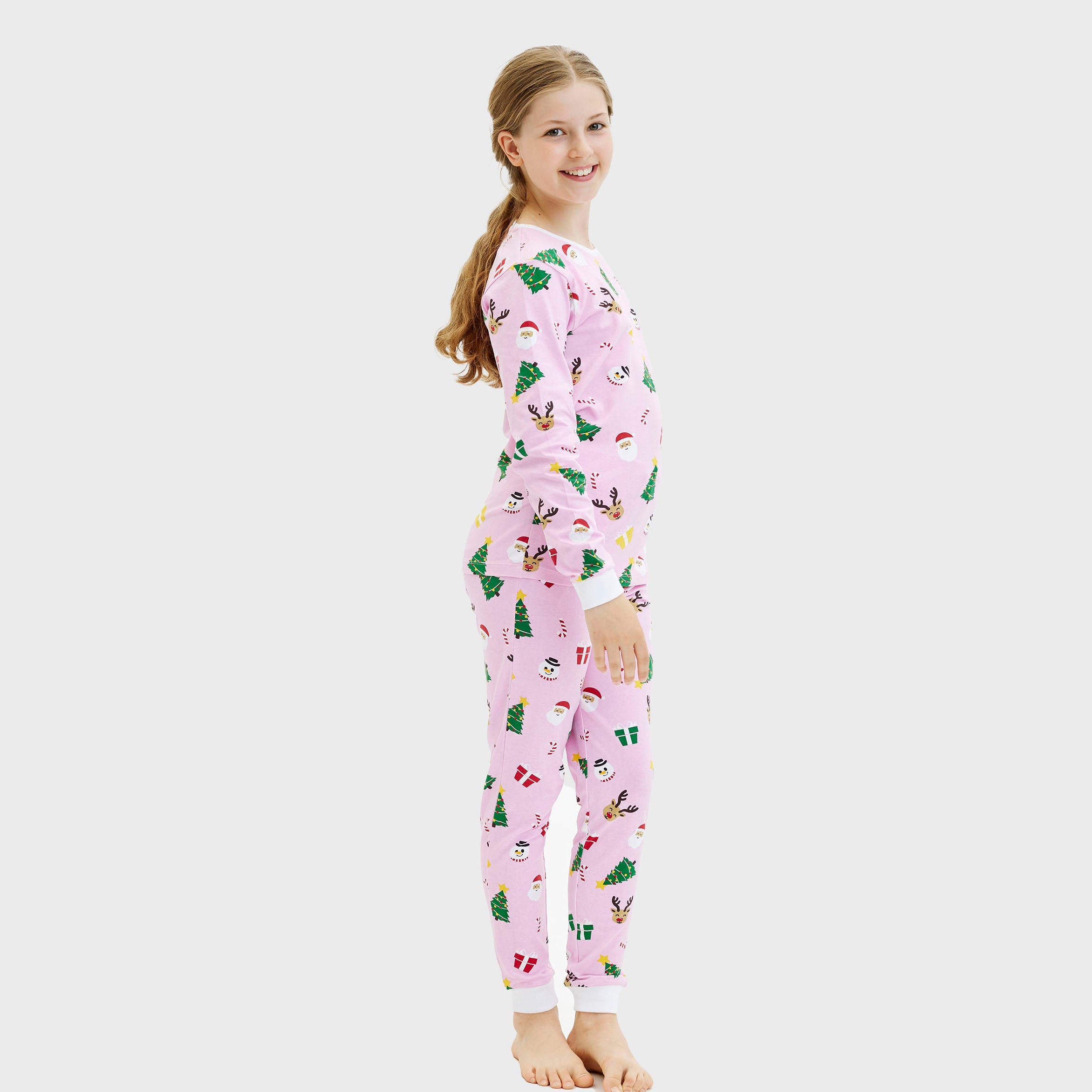 Kinder-Weihnachtspyjama in Rosa mit Weihnachtsbaum- und Geschenkmotiv, nachhaltiger Stretchstoff.